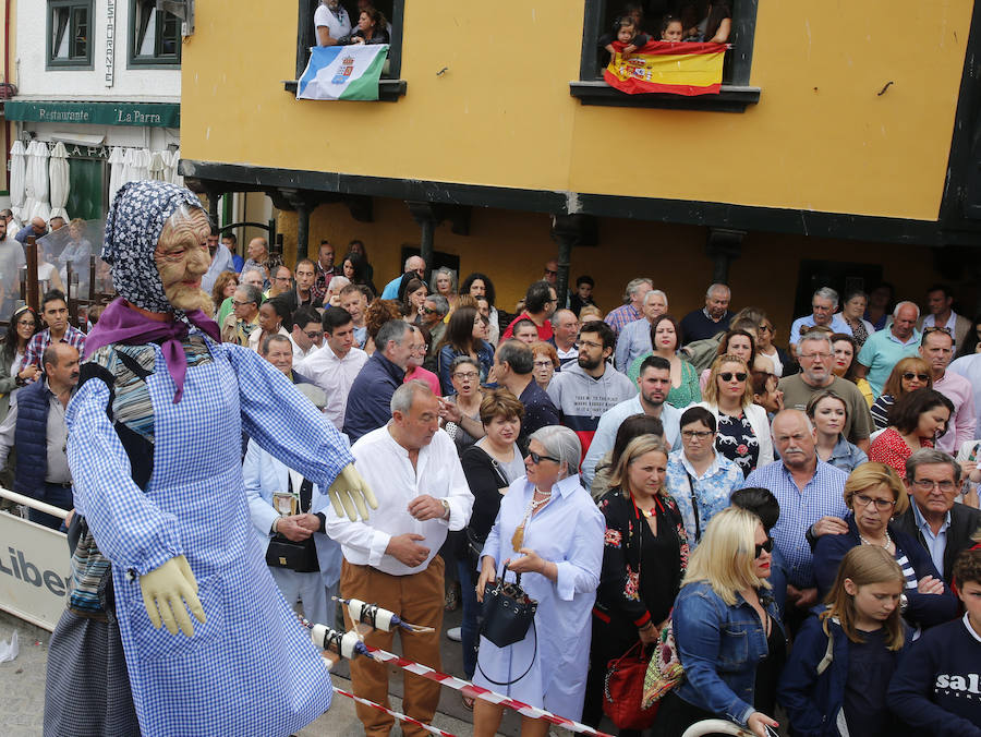 Cesáreo Marqués tomó la voz cantante y antes de comenzar su pregón quiso dedicar unas palabras al joven pixueto asesinado en las fiestas de La Florida en Oviedo. «Seguro que estarás escuchando L'Amuravela junto a San Pedro». Marqués pidio justicia, y paciencia a los vecinos por esta muerte injusta llena de rabia.