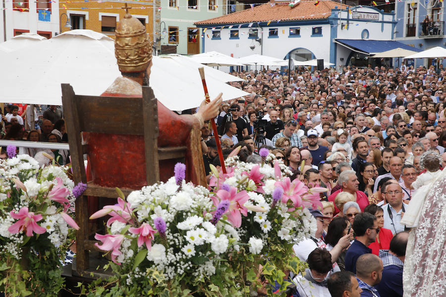 Cesáreo Marqués tomó la voz cantante y antes de comenzar su pregón quiso dedicar unas palabras al joven pixueto asesinado en las fiestas de La Florida en Oviedo. «Seguro que estarás escuchando L'Amuravela junto a San Pedro». Marqués pidio justicia, y paciencia a los vecinos por esta muerte injusta llena de rabia.