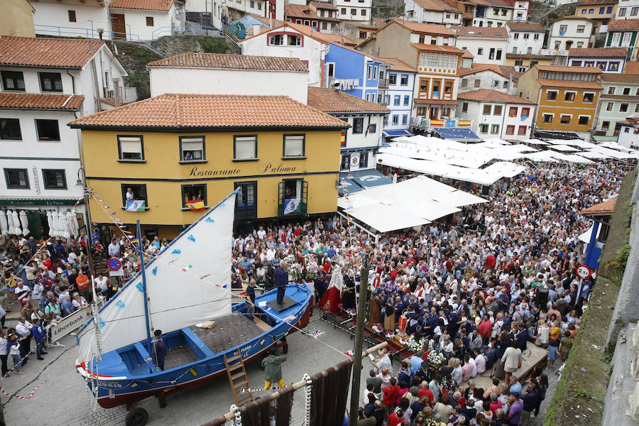 Cesáreo Marqués tomó la voz cantante y antes de comenzar su pregón quiso dedicar unas palabras al joven pixueto asesinado en las fiestas de La Florida en Oviedo. «Seguro que estarás escuchando L'Amuravela junto a San Pedro». Marqués pidio justicia, y paciencia a los vecinos por esta muerte injusta llena de rabia.