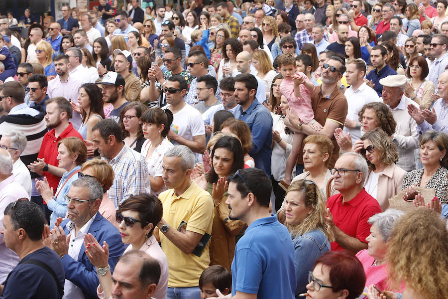 Cesáreo Marqués tomó la voz cantante y antes de comenzar su pregón quiso dedicar unas palabras al joven pixueto asesinado en las fiestas de La Florida en Oviedo. «Seguro que estarás escuchando L'Amuravela junto a San Pedro». Marqués pidio justicia, y paciencia a los vecinos por esta muerte injusta llena de rabia.