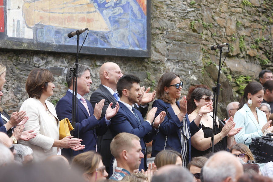 Cesáreo Marqués tomó la voz cantante y antes de comenzar su pregón quiso dedicar unas palabras al joven pixueto asesinado en las fiestas de La Florida en Oviedo. «Seguro que estarás escuchando L'Amuravela junto a San Pedro». Marqués pidio justicia, y paciencia a los vecinos por esta muerte injusta llena de rabia.