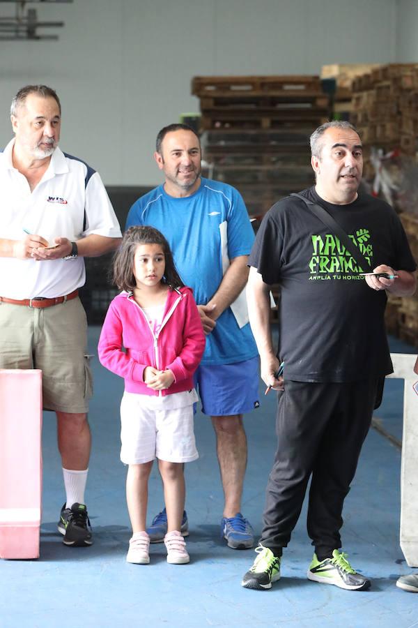 Doscientas personas participan en una original prueba solidaria en las instalaciones pesqueras en beneficio de la niña avilesina Xana, afectada de una enfermedad cerebral