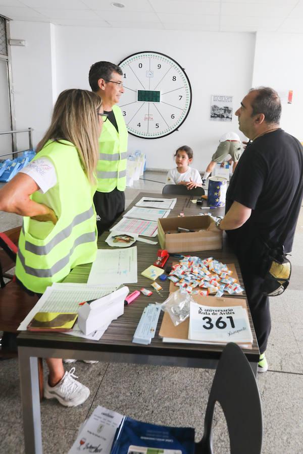 Doscientas personas participan en una original prueba solidaria en las instalaciones pesqueras en beneficio de la niña avilesina Xana, afectada de una enfermedad cerebral