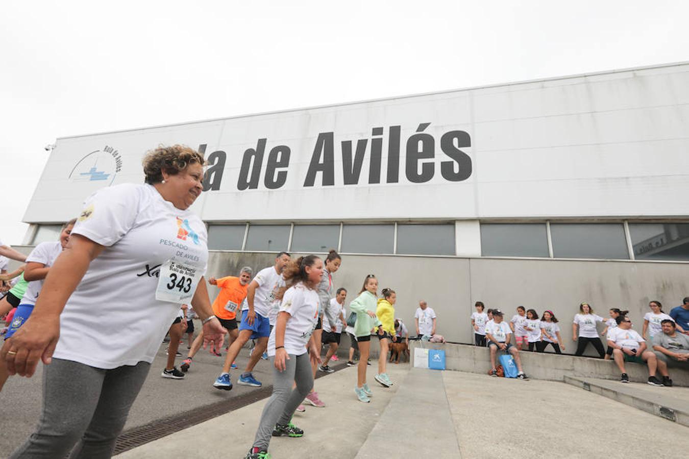 Doscientas personas participan en una original prueba solidaria en las instalaciones pesqueras en beneficio de la niña avilesina Xana, afectada de una enfermedad cerebral