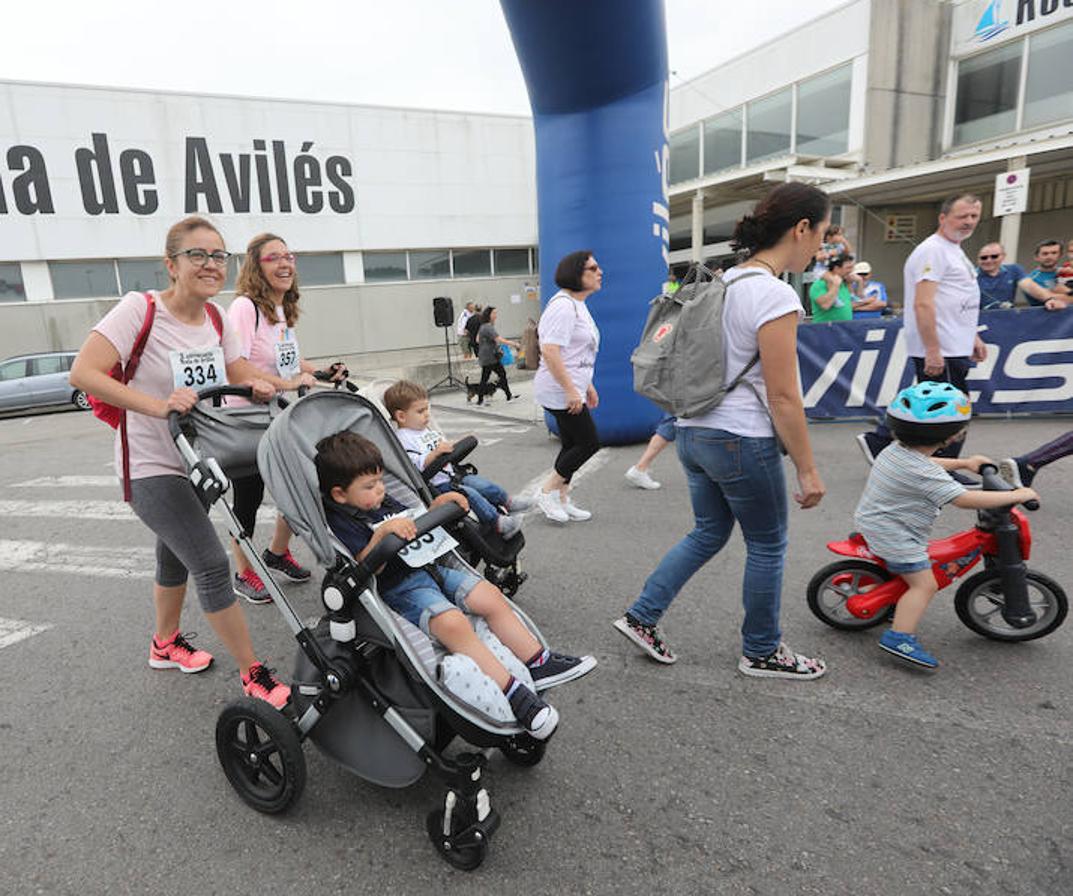 Doscientas personas participan en una original prueba solidaria en las instalaciones pesqueras en beneficio de la niña avilesina Xana, afectada de una enfermedad cerebral