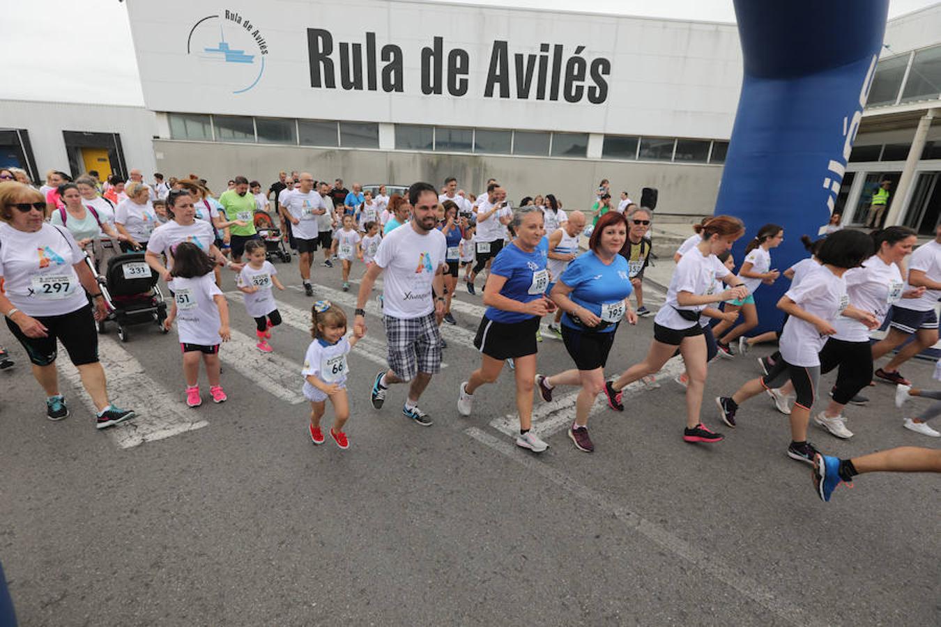 Doscientas personas participan en una original prueba solidaria en las instalaciones pesqueras en beneficio de la niña avilesina Xana, afectada de una enfermedad cerebral