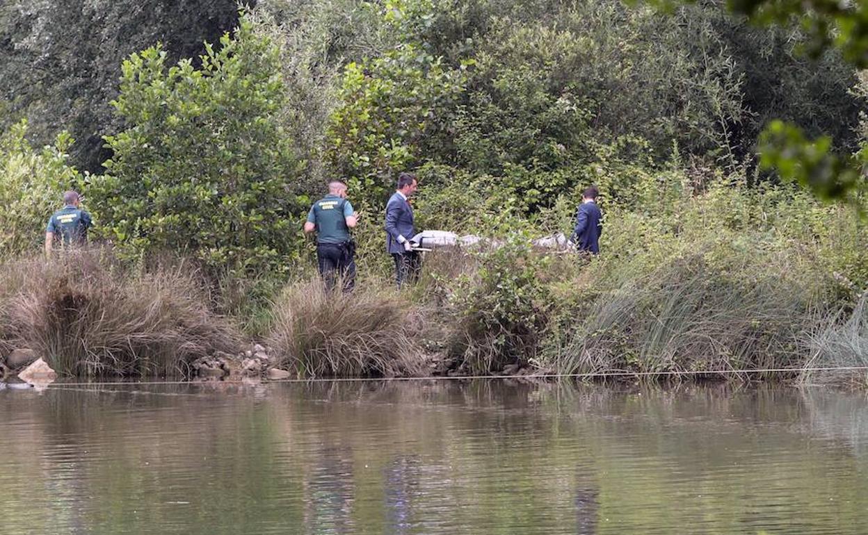 Momento del levantamiento del cadáver junto al pantano de Trasona. 