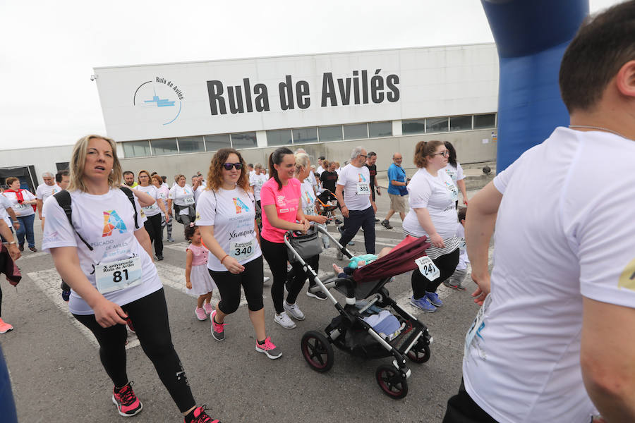 Doscientas personas participan en una original prueba solidaria en las instalaciones pesqueras en beneficio de la niña avilesina Xana, afectada de una enfermedad cerebral