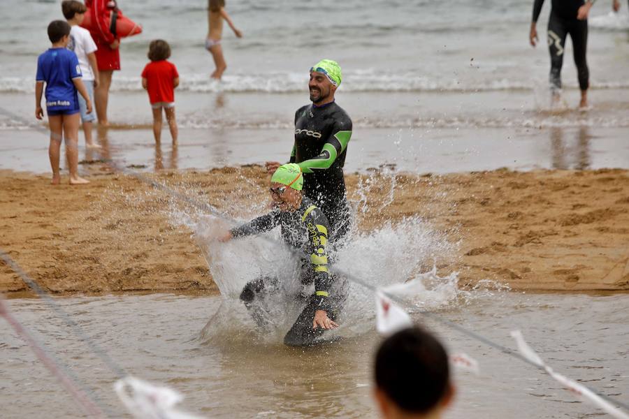 El veterano nadador Juan Carlos «Kimbo» Vallejo se ha impuesto con autoridad en la XX edición de la Travesía de San Pedro disputada entre las playas de Poniente y San Lorenzo sobre una distancia de 2.650 metros con 146 nadadores.