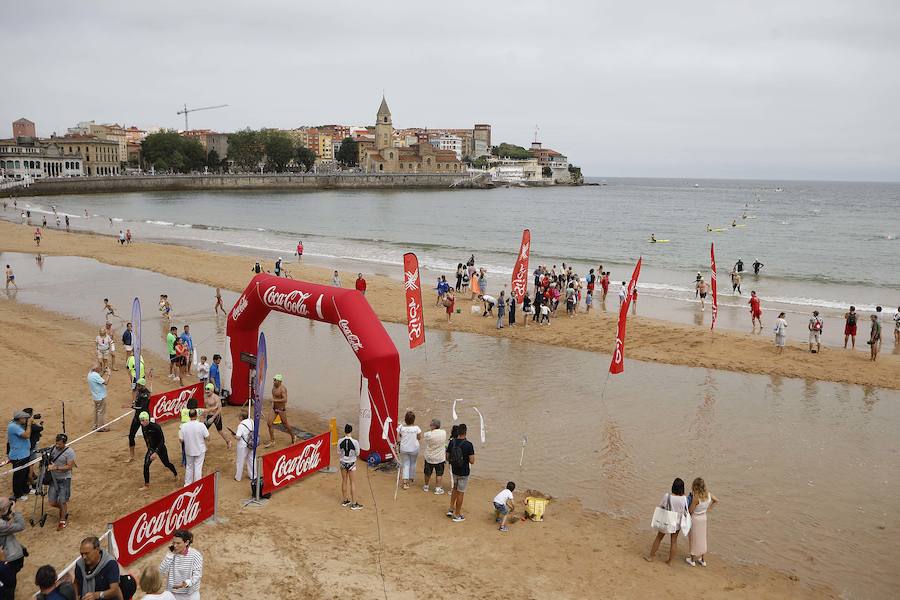 El veterano nadador Juan Carlos «Kimbo» Vallejo se ha impuesto con autoridad en la XX edición de la Travesía de San Pedro disputada entre las playas de Poniente y San Lorenzo sobre una distancia de 2.650 metros con 146 nadadores.