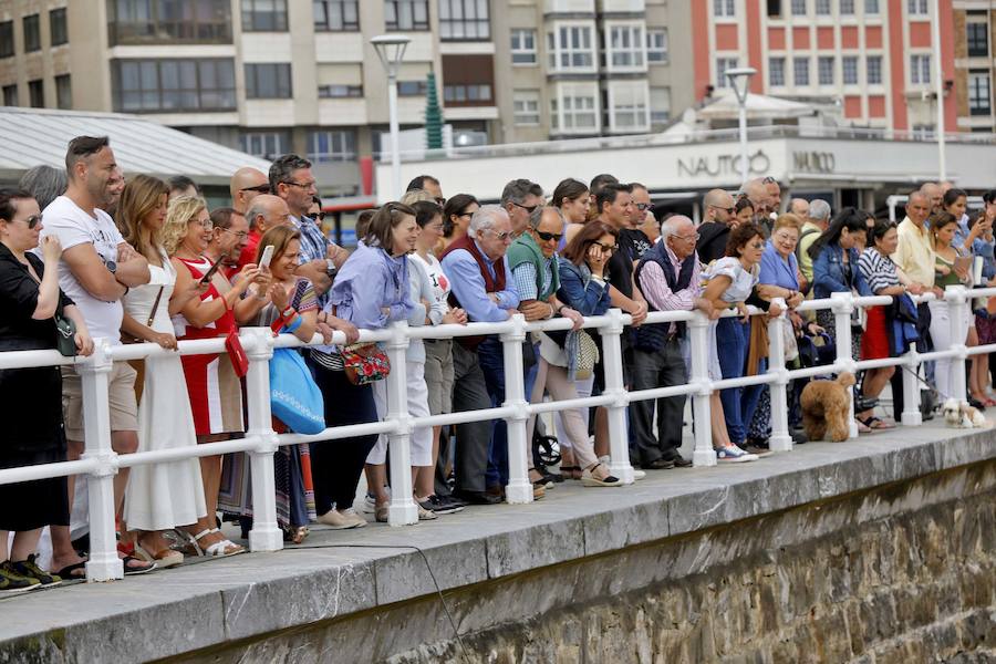 El veterano nadador Juan Carlos «Kimbo» Vallejo se ha impuesto con autoridad en la XX edición de la Travesía de San Pedro disputada entre las playas de Poniente y San Lorenzo sobre una distancia de 2.650 metros con 146 nadadores.