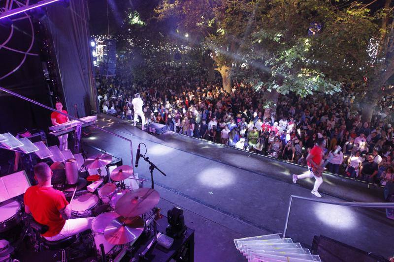 Un año más, Castiello consigue reunir a multitud de jóvenes dispuestos a pasar una noche entregada a la fiesta.