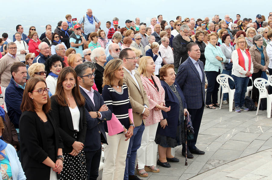 Multitudinaria misa en El Naranco, Oviedo. 