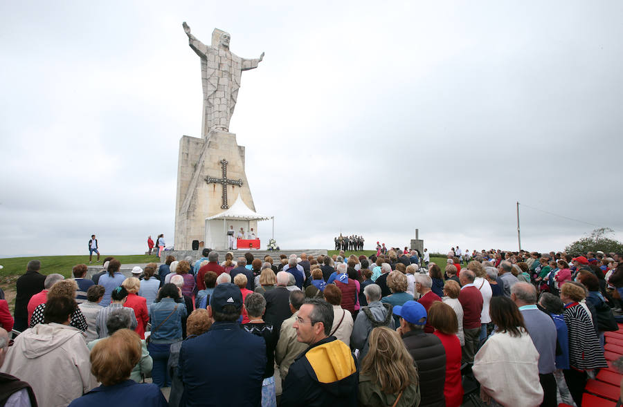 Multitudinaria misa en El Naranco, Oviedo. 