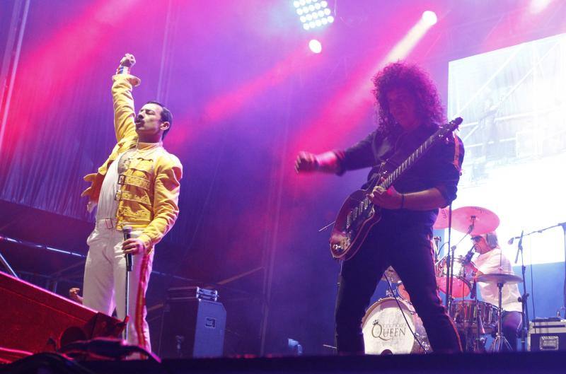 La banda tributo Remember Queen deleitó a los seguidores de la banda británica. El público coreó los clásicos del grupo en una animada celebración