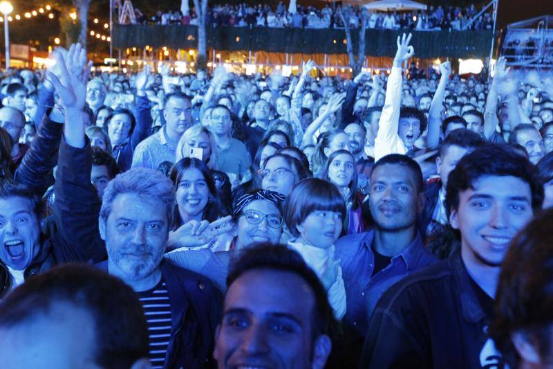 La banda tributo Remember Queen deleitó a los seguidores de la banda británica. El público coreó los clásicos del grupo en una animada celebración