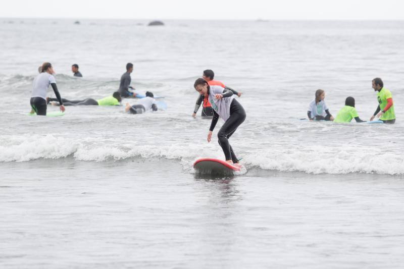 Más de ochenta niños y niñas con discapacidad o en riesgo de exclusión participaron en una jornada surfera para concienciar sobre el cuidado de las playas