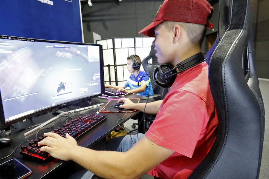 Fortnite, Overwatch o League of Legends son algunos de los juegos que se pueden probar en el pabellón Liberbank del recinto ferial y que están haciendo las delicias entre los visitantes a Metrópoli.