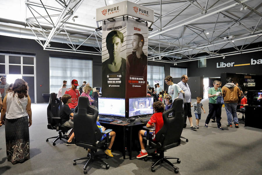Fortnite, Overwatch o League of Legends son algunos de los juegos que se pueden probar en el pabellón Liberbank del recinto ferial y que están haciendo las delicias entre los visitantes a Metrópoli.