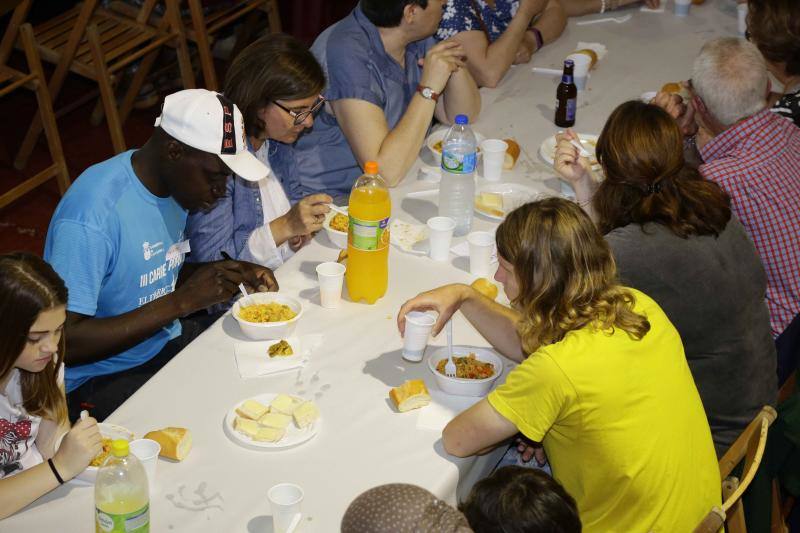 Cáritas Ribadedeva celebra en Colombres una comida para recaudar fondos que este año irán a la Fundación Don Orione | Los asistentes degustaron dos grandes paellas mientras colaboraban para alimentar a niños y ancianos de la ciudad de Barquisimeto 