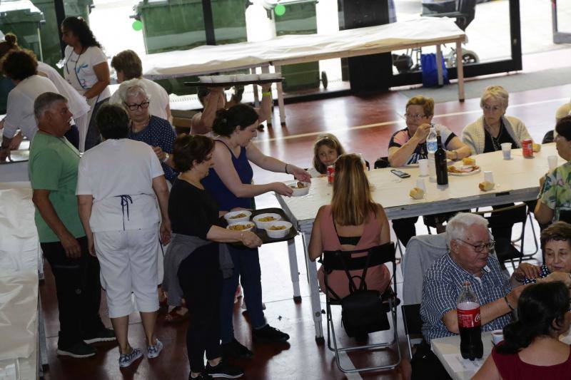 Cáritas Ribadedeva celebra en Colombres una comida para recaudar fondos que este año irán a la Fundación Don Orione | Los asistentes degustaron dos grandes paellas mientras colaboraban para alimentar a niños y ancianos de la ciudad de Barquisimeto 