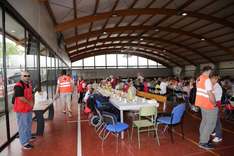 Cáritas Ribadedeva celebra en Colombres una comida para recaudar fondos que este año irán a la Fundación Don Orione | Los asistentes degustaron dos grandes paellas mientras colaboraban para alimentar a niños y ancianos de la ciudad de Barquisimeto 