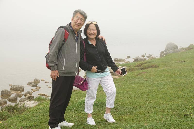 La densa niebla en los Lagos hizo que la mayoría de turistas optaran por quedarse en Covadonga, aun así hubo valientes que se decidieron a subir igualmente