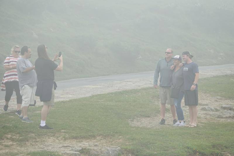 La densa niebla en los Lagos hizo que la mayoría de turistas optaran por quedarse en Covadonga, aun así hubo valientes que se decidieron a subir igualmente