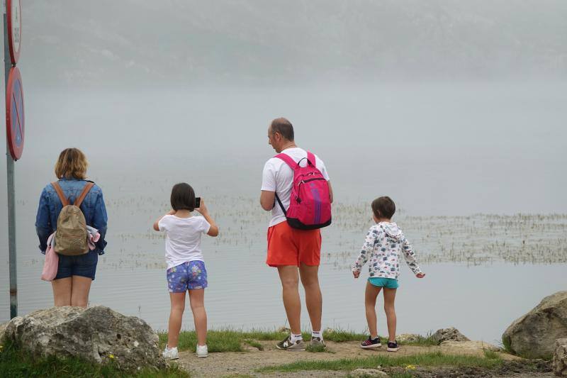 La densa niebla en los Lagos hizo que la mayoría de turistas optaran por quedarse en Covadonga, aun así hubo valientes que se decidieron a subir igualmente