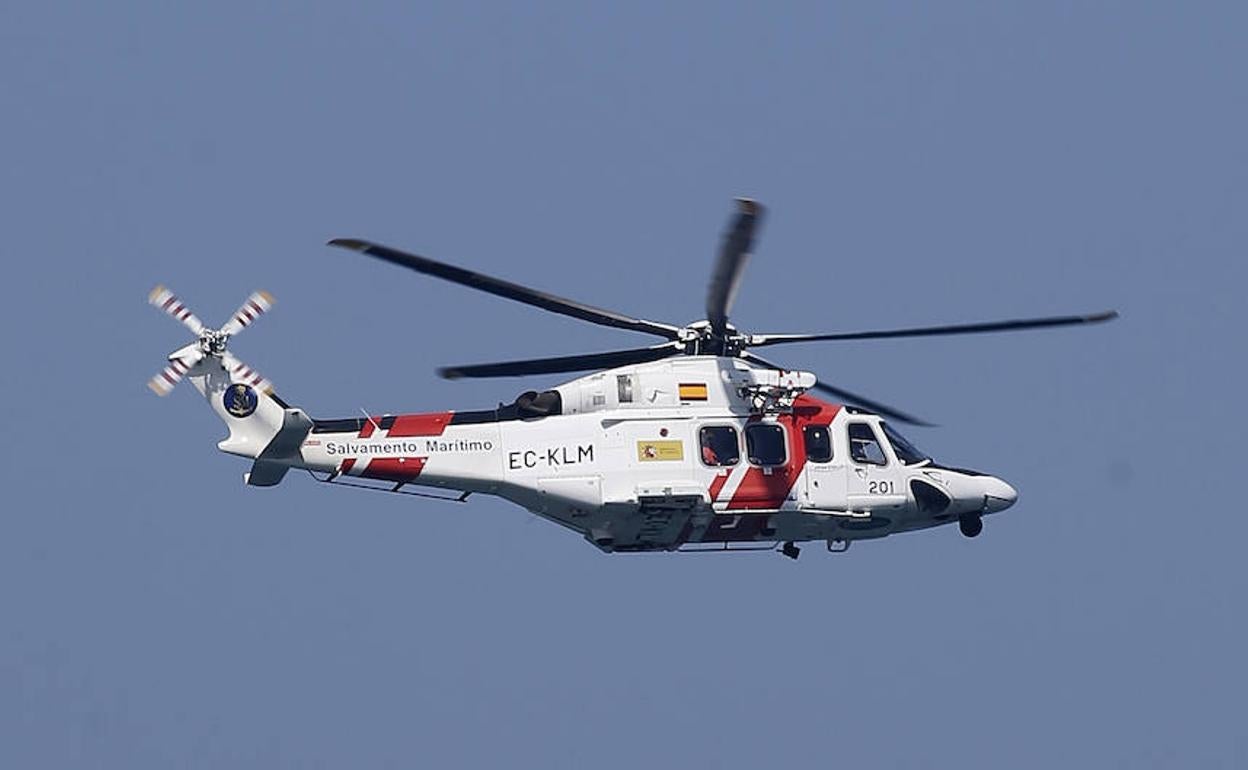 Rescatados los dos tripulantes de un barco hundido frente a la costa de Navia