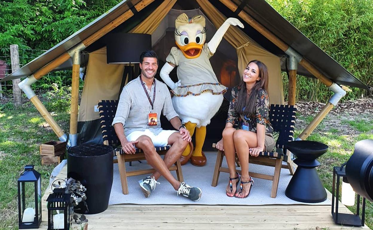 Miguel Torres y Paula Echevarría en Disneyland París. 