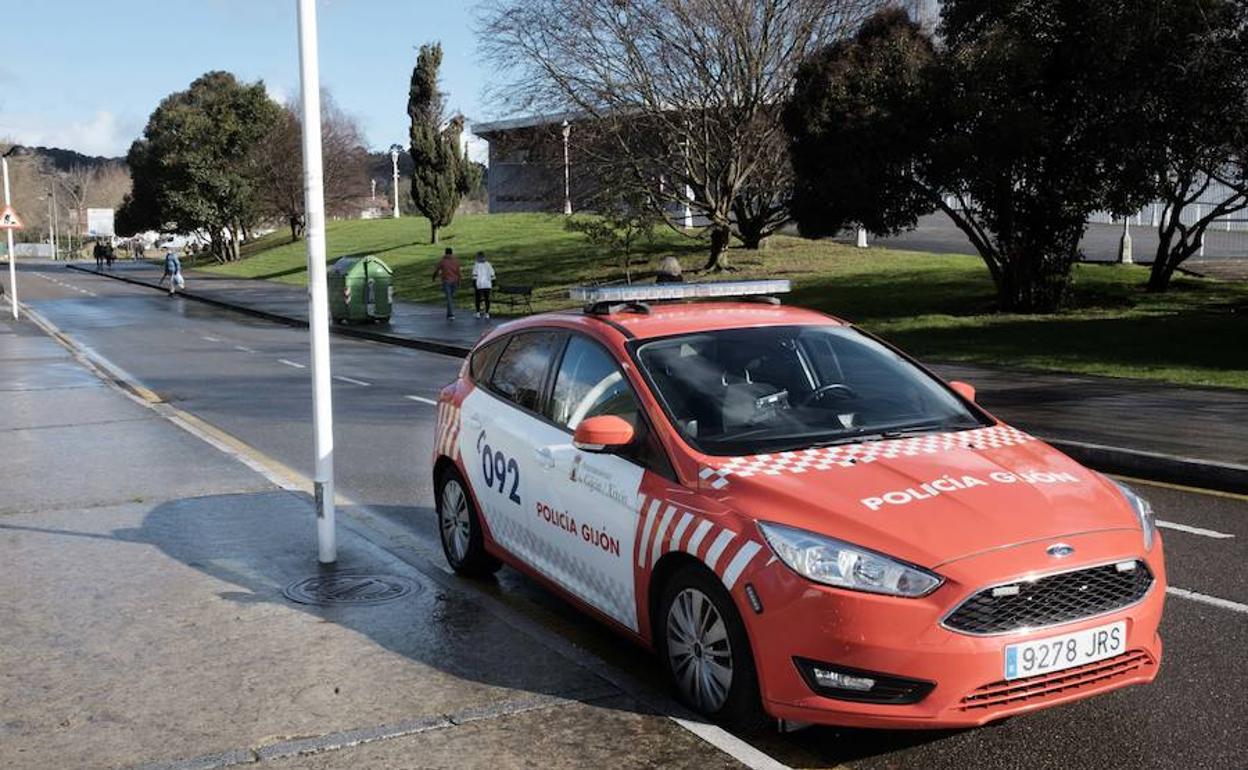 Un coche de Policía Local de Gijón.