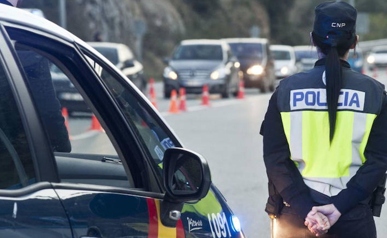 Agentes de la Policía Nacional en un control.