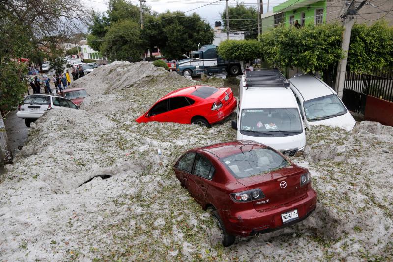 Más de 200 casas afectadas y decenas de coches sepultados. Son las consecuencias más visibles de la increíble granizada que afectó este domingo a la ciudad mexicana de Guadalajara, donde se registraron acumulaciones de hasta metro y medio.