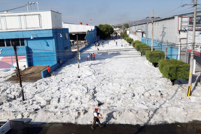 Más de 200 casas afectadas y decenas de coches sepultados. Son las consecuencias más visibles de la increíble granizada que afectó este domingo a la ciudad mexicana de Guadalajara, donde se registraron acumulaciones de hasta metro y medio.