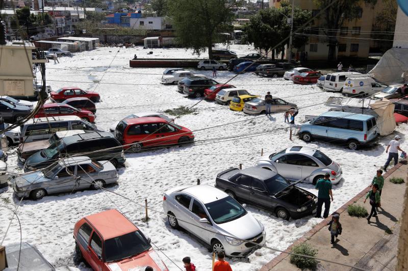 Más de 200 casas afectadas y decenas de coches sepultados. Son las consecuencias más visibles de la increíble granizada que afectó este domingo a la ciudad mexicana de Guadalajara, donde se registraron acumulaciones de hasta metro y medio.