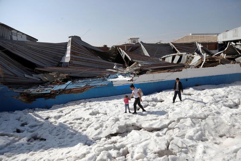 Más de 200 casas afectadas y decenas de coches sepultados. Son las consecuencias más visibles de la increíble granizada que afectó este domingo a la ciudad mexicana de Guadalajara, donde se registraron acumulaciones de hasta metro y medio.