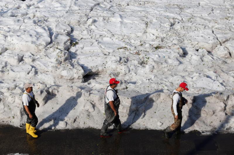 Más de 200 casas afectadas y decenas de coches sepultados. Son las consecuencias más visibles de la increíble granizada que afectó este domingo a la ciudad mexicana de Guadalajara, donde se registraron acumulaciones de hasta metro y medio.