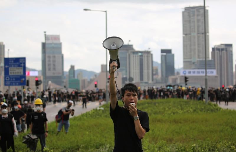 Nueva jornada de movilizaciones en Hong Kong contra la propuesta de Ley de Extradición, que abre la posibilidad de enviar a delincuentes a la China continental. La ola de indignación ha llevado a decenas de manifestante a asaltar el parlamento tras romper las puertas.