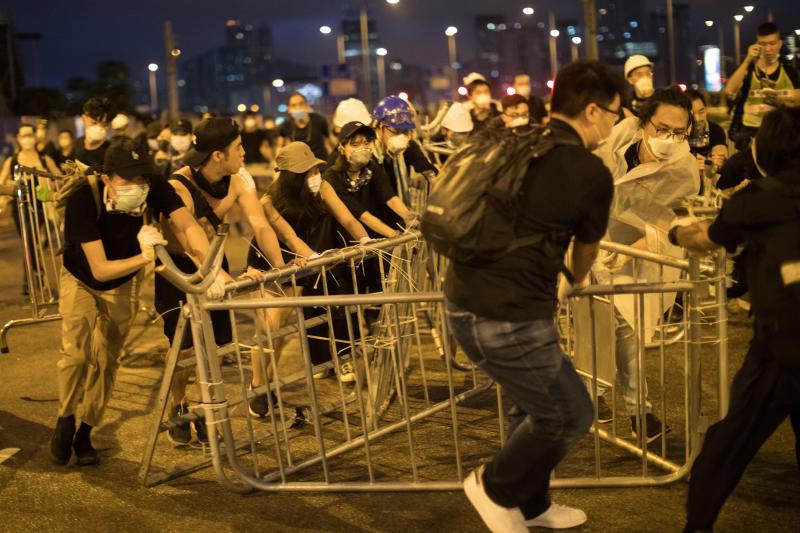 Nueva jornada de movilizaciones en Hong Kong contra la propuesta de Ley de Extradición, que abre la posibilidad de enviar a delincuentes a la China continental. La ola de indignación ha llevado a decenas de manifestante a asaltar el parlamento tras romper las puertas.