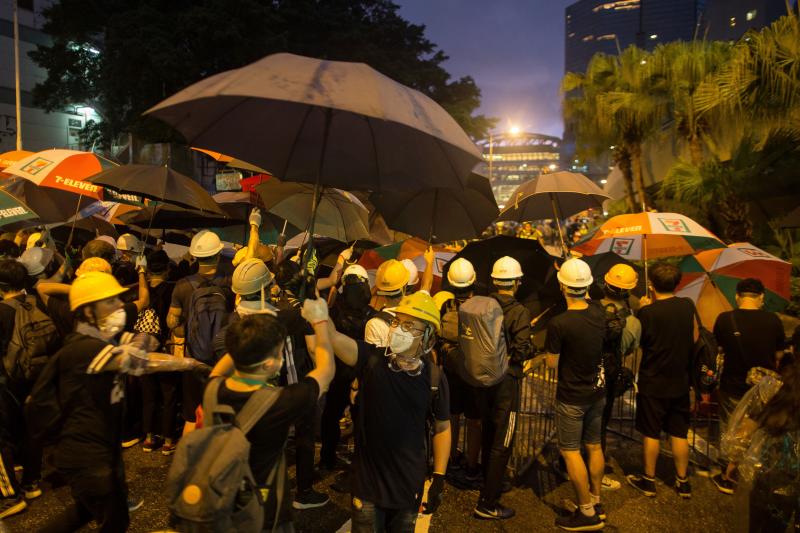 Nueva jornada de movilizaciones en Hong Kong contra la propuesta de Ley de Extradición, que abre la posibilidad de enviar a delincuentes a la China continental. La ola de indignación ha llevado a decenas de manifestante a asaltar el parlamento tras romper las puertas.