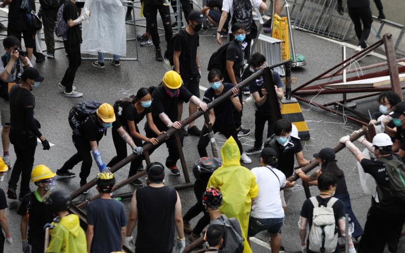 Nueva jornada de movilizaciones en Hong Kong contra la propuesta de Ley de Extradición, que abre la posibilidad de enviar a delincuentes a la China continental. La ola de indignación ha llevado a decenas de manifestante a asaltar el parlamento tras romper las puertas.