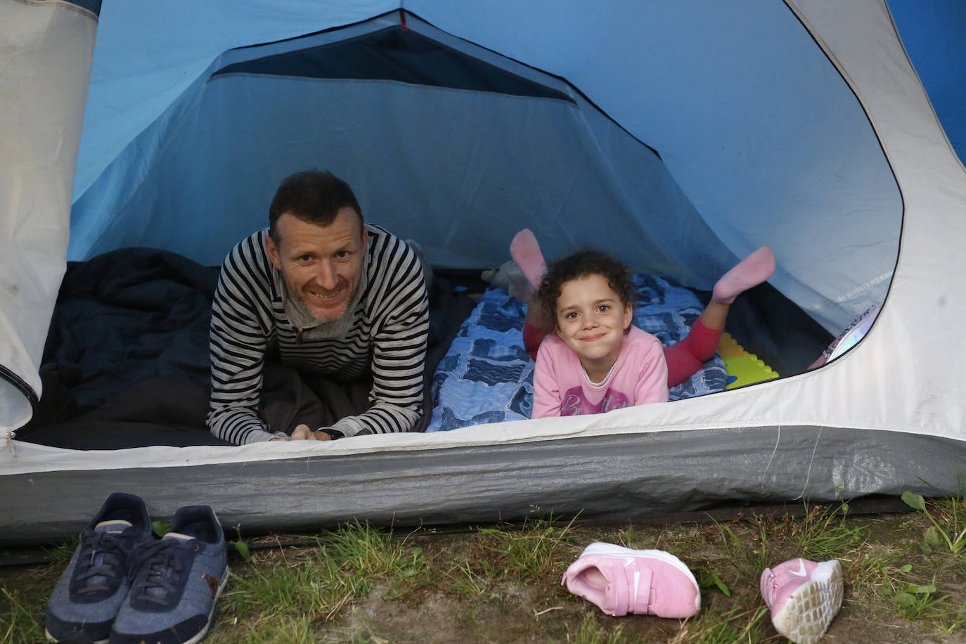Medio centenar de personas, repartidas en quince tiendas de campaña, estrenaron este lunes una nueva edición de Aventura Nocturna, una actividad del Jardín Botánico que cumple ocho años.