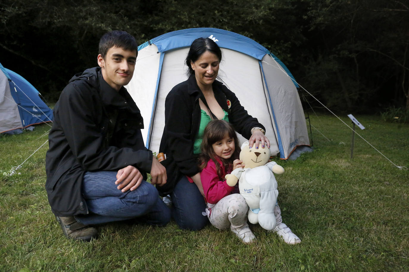 Medio centenar de personas, repartidas en quince tiendas de campaña, estrenaron este lunes una nueva edición de Aventura Nocturna, una actividad del Jardín Botánico que cumple ocho años.
