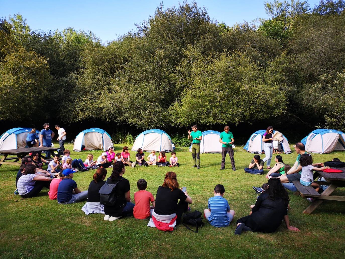 Medio centenar de personas, repartidas en quince tiendas de campaña, estrenaron este lunes una nueva edición de Aventura Nocturna, una actividad del Jardín Botánico que cumple ocho años.