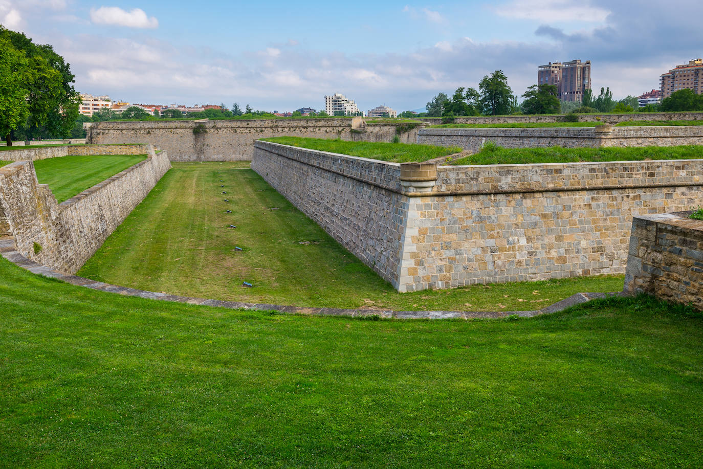 4. El empeño puesto por la administración local respecto al cuidado de las zonas verdes le ha valido a Pamplona el reconocimiento internacional 'Green Flag', otorgado por una entidad británica sin ánimo de lucro. Las principales zonas verdes son los jardines de la Universidad de Navarra, con 319.050 m²; el Parque Vuelta del Castillo (298.320 m²) y el Parque del Huerto Aranzadi (207.856 m²), según el ranking de Holidu.
