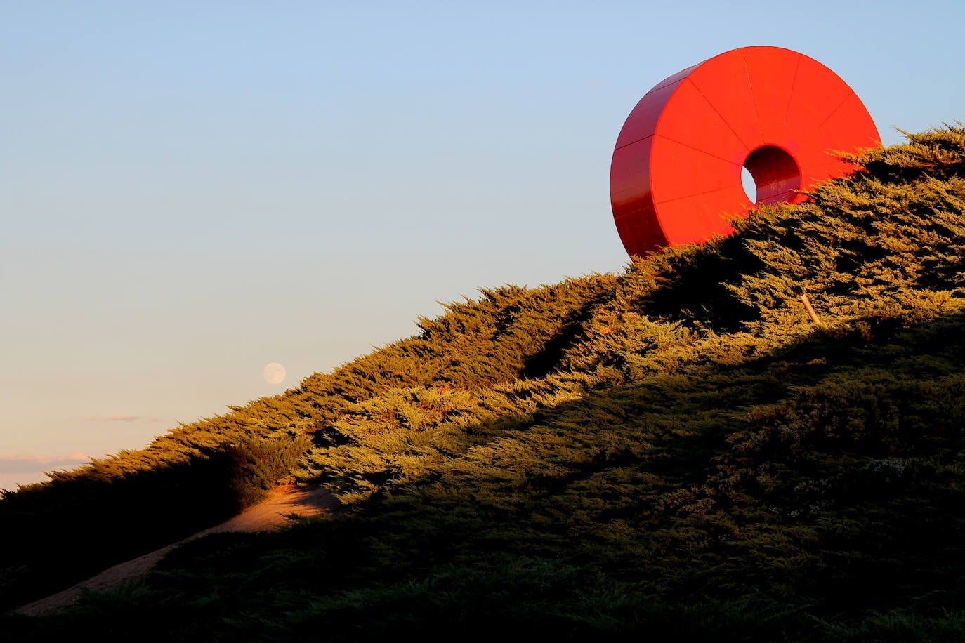 3. Acostumbrados al tráfico y al asfalto, Madrid también presume de espacios de esparcimiento, donde poder tomar el sol o simplemente practicar deporte. El gigante de la capital es la Casa de Campo, con algo más de 14 millones de metros cuadrados. El siguen a gran distancia el Parque forestal de Valdebebas (1.846.246 m² y el Retiro, el más conocido de todos, según el ranking de Holidu.