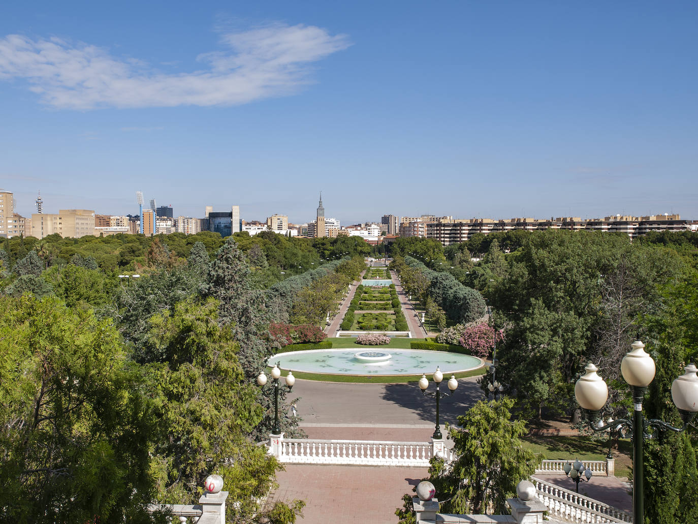 10. En los últimos años Zaragoza ha multiplicado las zonas verdes. Los principales parques son el del Agua Luis Buñuel (1.209.242 m²), el Parque Lineal de Plaza (712.938 m²) y el Parque Grande José Antonio Labordeta (437.973 m²), según el ranking de Holidu, según el ranking de Holidu.