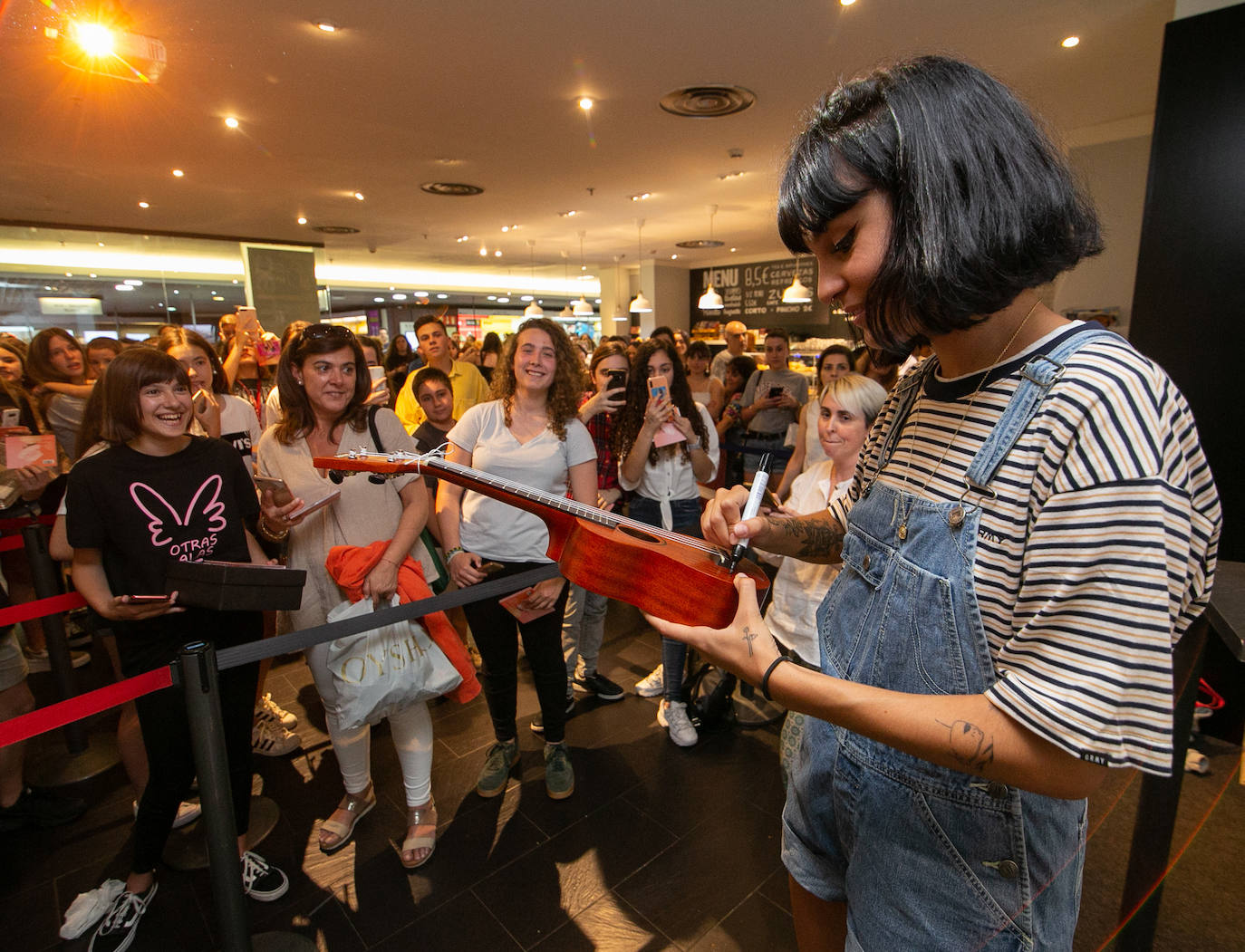 Nervios a flor de piel y muchos besos, abrazos y sonrisas en el encuentro que la cantante Natalia Lacunza, finalista de la última edición de 'Operación Triunfo', ha tenido con sus seguidores en Fnac Asturias (Siero), donde ha firmado ejemplares de su trabajo 'Otras alas'. La 'triunfita' se ha prestado a posar para todas las fotos que le han reclamado sus fans, que le han hecho un buen número de regalos, entre ellos, alguna botella de sidra. 