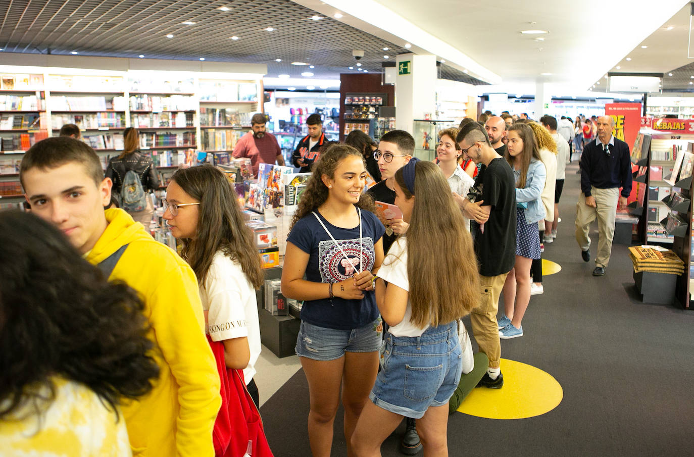 Nervios a flor de piel y muchos besos, abrazos y sonrisas en el encuentro que la cantante Natalia Lacunza, finalista de la última edición de 'Operación Triunfo', ha tenido con sus seguidores en Fnac Asturias (Siero), donde ha firmado ejemplares de su trabajo 'Otras alas'. La 'triunfita' se ha prestado a posar para todas las fotos que le han reclamado sus fans, que le han hecho un buen número de regalos, entre ellos, alguna botella de sidra. 